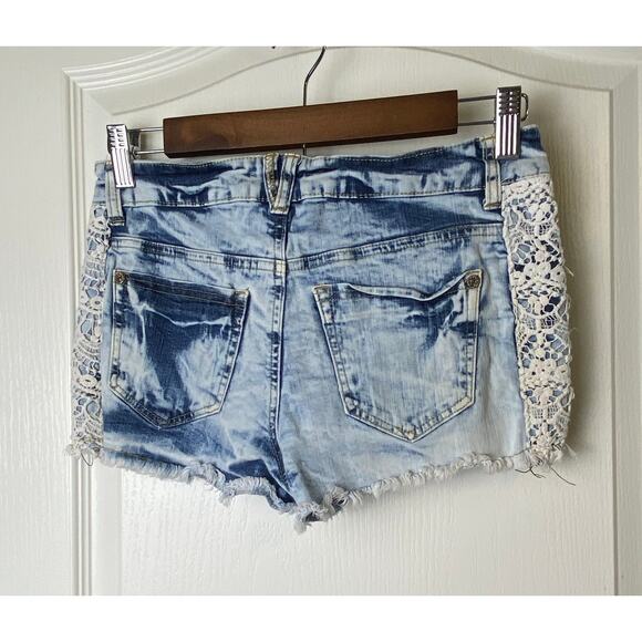 Boom Boom Jeans Acid Wash Blue Lace Accented Hot Shorts Women's Size 4 - Picture 2 of 9